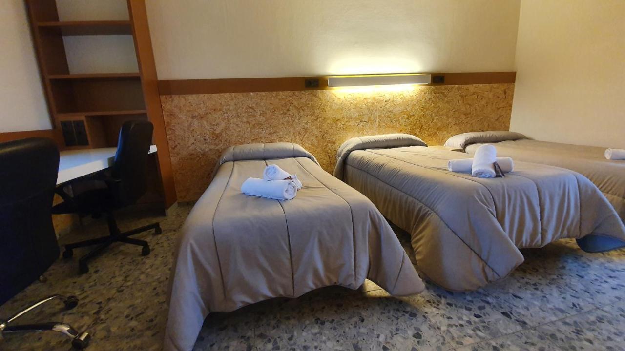 Albergue Peregrinos San Francisco De Asis Леон Екстериор снимка
